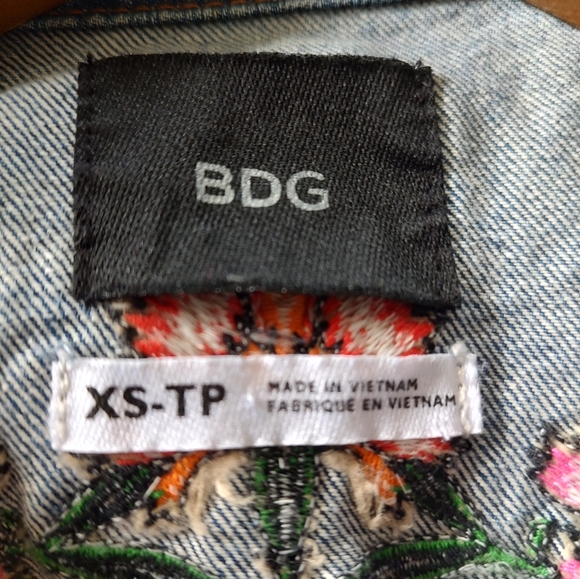 Urban Outfitters BDG Raven & Skull Embroidered Denim Jean Jacket XS S M Oversize - Picture 3 of 8